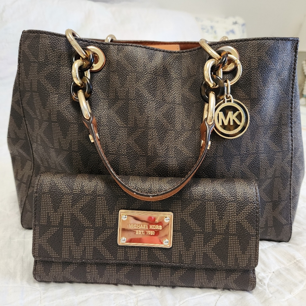 Michael Kors bag with matching wallet. In excellent condition!